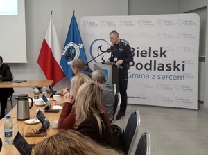 Policjanci rozmawiają z mieszkańcami podczas debaty społecznej.