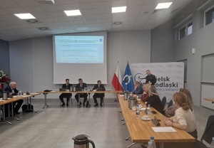 Policjanci rozmawiają z mieszkańcami podczas debaty społecznej.