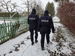 Policjanci sprawdzają zimą ogródki działkowe.