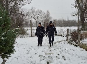 Policjanci sprawdzają zimą ogródki działkowe.