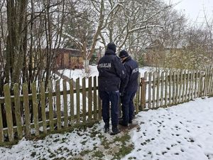Policjanci sprawdzają zimą ogródki działkowe.