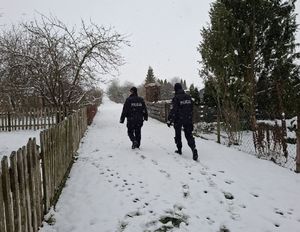 Policjanci sprawdzają zimą ogródki działkowe.