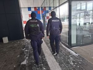 Policjanci sprawdzaja opuszczone budynki i dworce