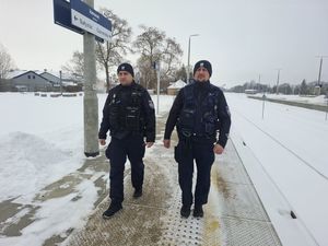 Policjanci sprawdzaja opuszczone budynki i dworce