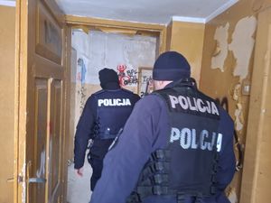 Policjanci sprawdzaja opuszczone budynki i dworce