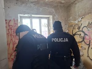 Policjanci sprawdzaja opuszczone budynki i dworce