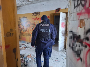 Policjanci sprawdzaja opuszczone budynki i dworce