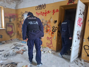 Policjanci sprawdzaja opuszczone budynki i dworce