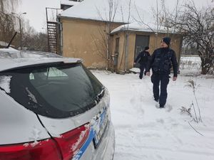 Policjanci sprawdzaja opuszczone budynki i dworce