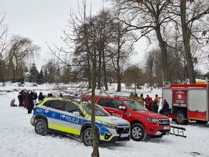 Policjanci i strażacy spotkali się z dziećmi.