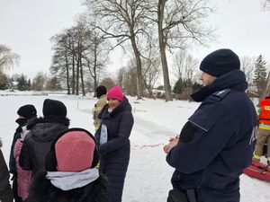Policjanci i strażacy spotkali się z dziećmi.