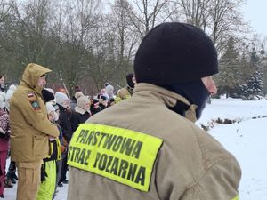 Policjanci i strażacy spotkali się z dziećmi.