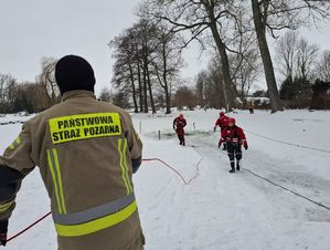 Policjanci i strażacy spotkali się z dziećmi.