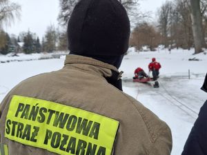 Policjanci i strażacy spotkali się z dziećmi.