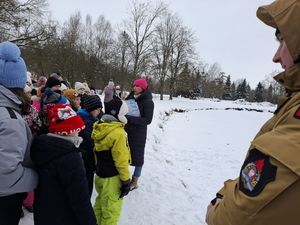 Policjanci i strażacy spotkali się z dziećmi.