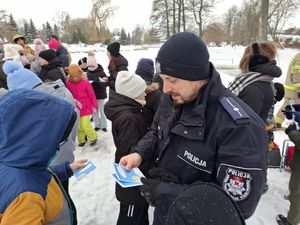 Policjanci i strażacy spotkali się z dziećmi.