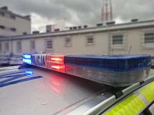 Radiowóz stoi, w tle jest areszt.