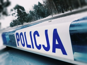 Napis POLICJA na radiowozie