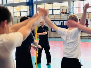 Zajęcia sportowe policjantów z uczniami.