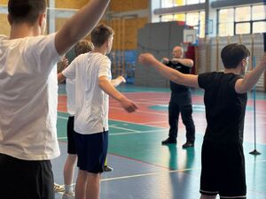 Zajęcia sportowe policjantów z uczniami.