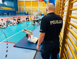 Zajęcia sportowe policjantów z uczniami.