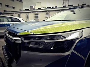 Radiowóz stoi, w tle budynek aresztu.