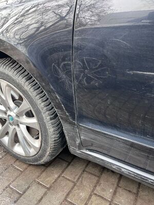 Zarysowania na samochodzie.