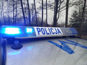 Napis POLICJA na radiowozie.