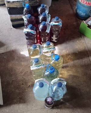 Nielegalny alkohol w plastikowych pojemnikach.