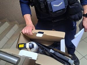 Przedmioty zabezpieczone przez policjantów przy zatrzymanym.