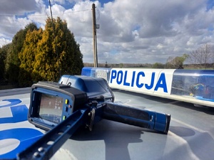 Przyrząd do mierzenia prędkości lezy na dachu radiowozu.