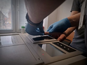Policjant robi daktyloskopię.