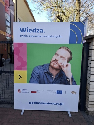 Policjanci prezentują młodzieży słuzbę w Policji.