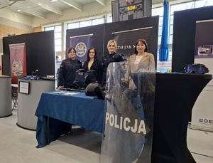 Policjanci prezentują młodzieży słuzbę w Policji.