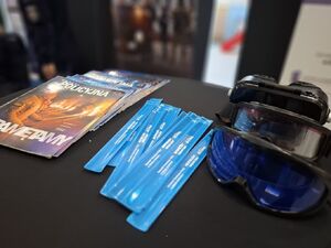 Policjanci prezentują młodzieży słuzbę w Policji.