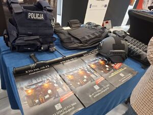 Policjanci prezentują młodzieży słuzbę w Policji.