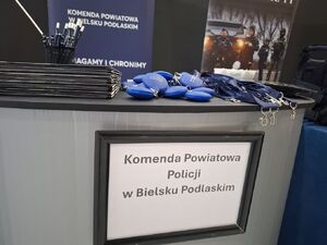 Policjanci prezentują młodzieży słuzbę w Policji.