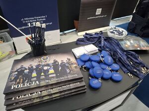 Policjanci prezentują młodzieży słuzbę w Policji.