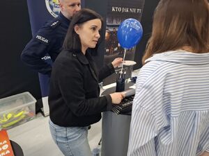 Policjanci prezentują młodzieży słuzbę w Policji.