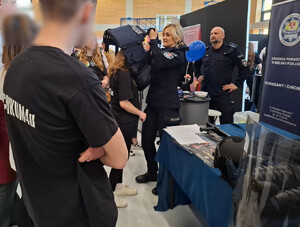 Policjanci prezentują młodzieży słuzbę w Policji.