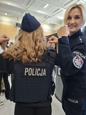 Policjanci prezentują młodzieży słuzbę w Policji.