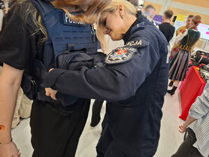 Policjanci prezentują młodzieży słuzbę w Policji.