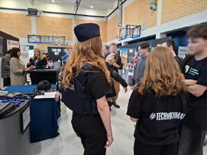 Policjanci prezentują młodzieży słuzbę w Policji.