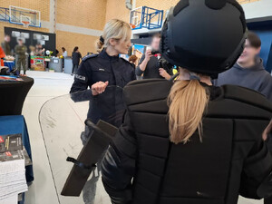 Policjanci prezentują młodzieży słuzbę w Policji.