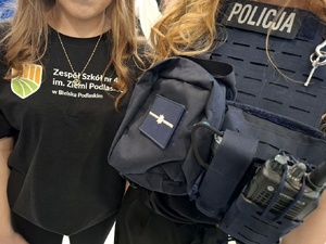Policjanci prezentują młodzieży słuzbę w Policji.