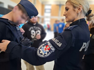 Policjanci prezentują młodzieży słuzbę w Policji.