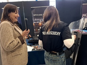 Policjanci prezentują młodzieży słuzbę w Policji.