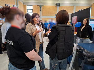 Policjanci prezentują młodzieży słuzbę w Policji.