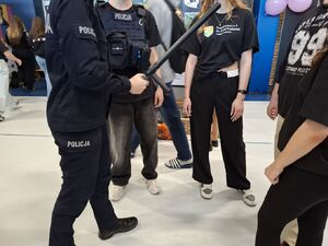 Policjanci prezentują młodzieży słuzbę w Policji.