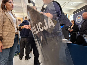 Policjanci prezentują młodzieży służbę w Policji